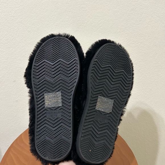 NEW Steve Madden Women's Faux Fur Criss Cross Slippers Black Size 7-8 Slip On - Picture 4 of 8